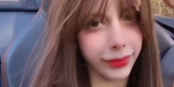 헤린, 벚꽃길 드라이브… 핑크 봄룩으로 ‘청량 비주얼’ | bnt뉴스