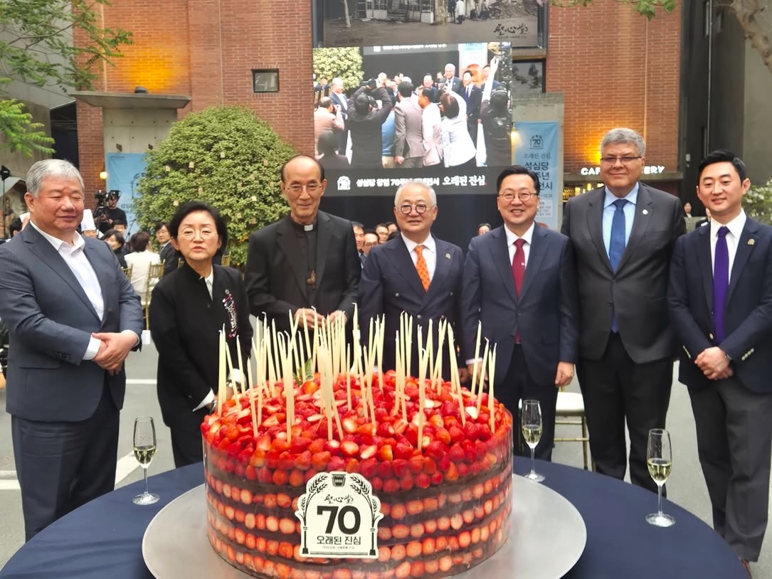 '70주년' 성심당, 70㎏ '딸기시루' 화제 - 뉴스 썸네일 이미지