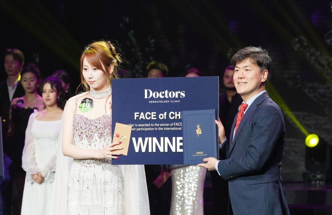 '페이스 오브 차이나'에서 기념촬영하는 닥터스 피부과 성현철 원장-닥... - 뉴스 썸네일 이미지