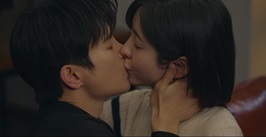 ‘<b>내일도출근</b>’ 화해의 키스
