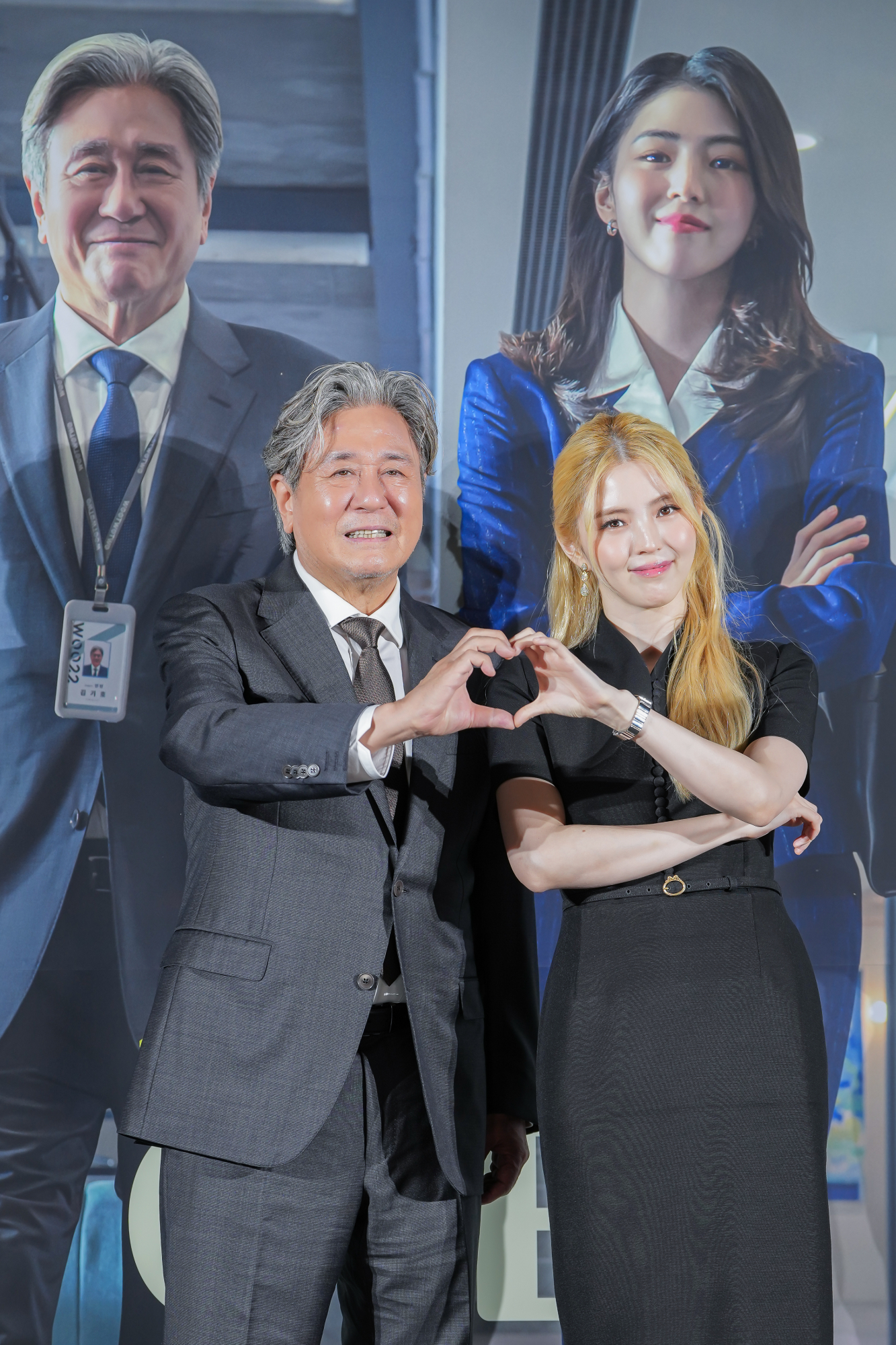 금발 긴 머리가 첫인상을 바꿨다