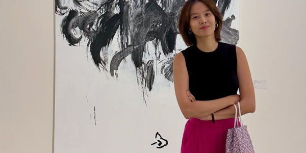 블랙 미니 원피스와 스트랩 로퍼 스타일링