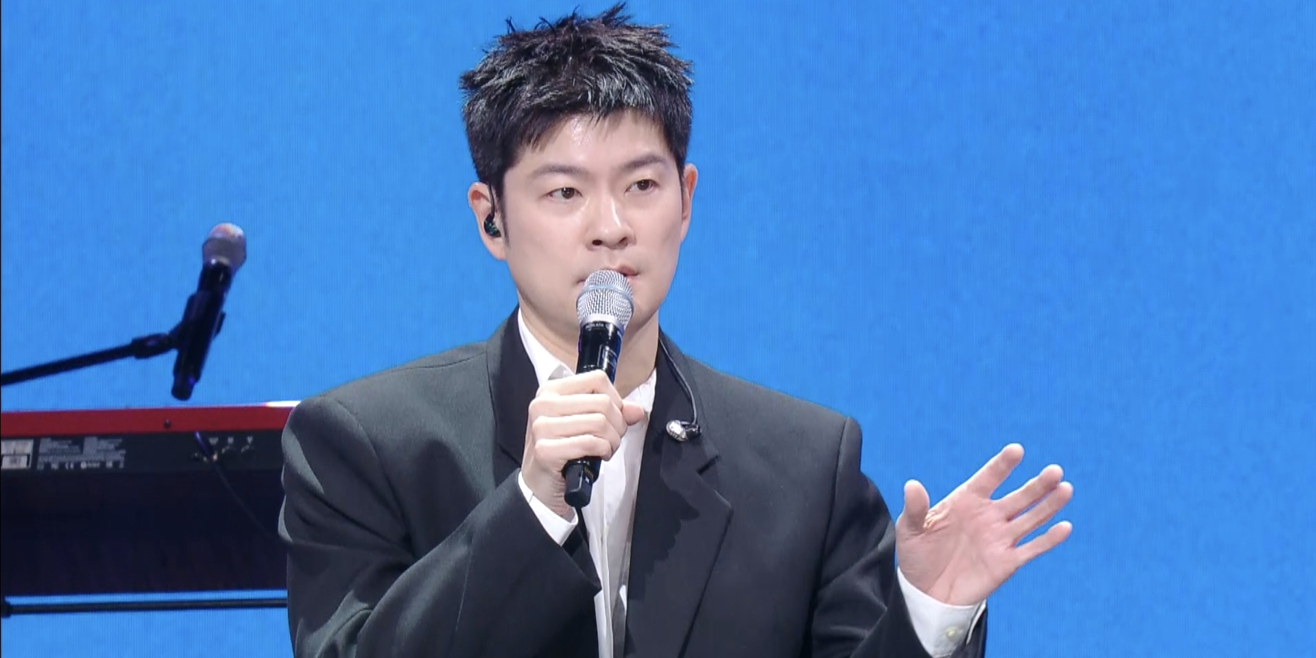 ‘더 시즌즈’ <b>장기하</b>·소연·조현아·소란 총출동